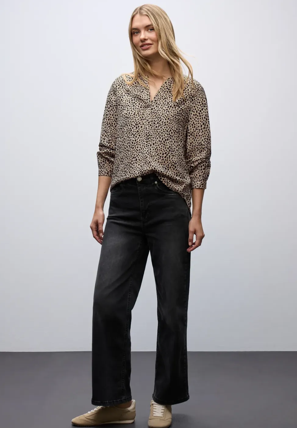 Leo blouse met gespleten hals