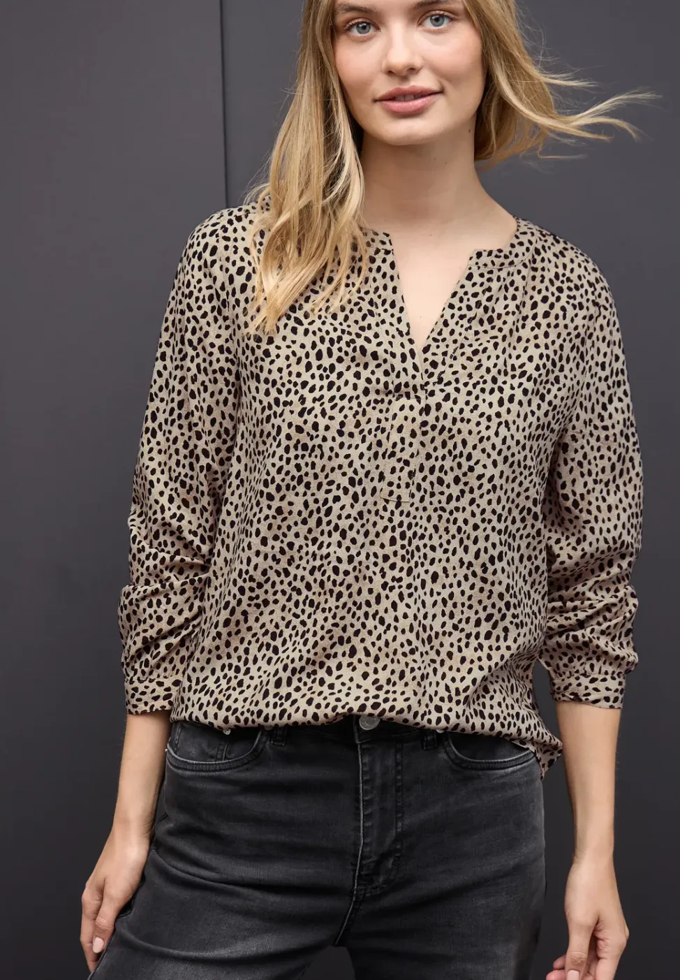 Leo blouse met gespleten hals