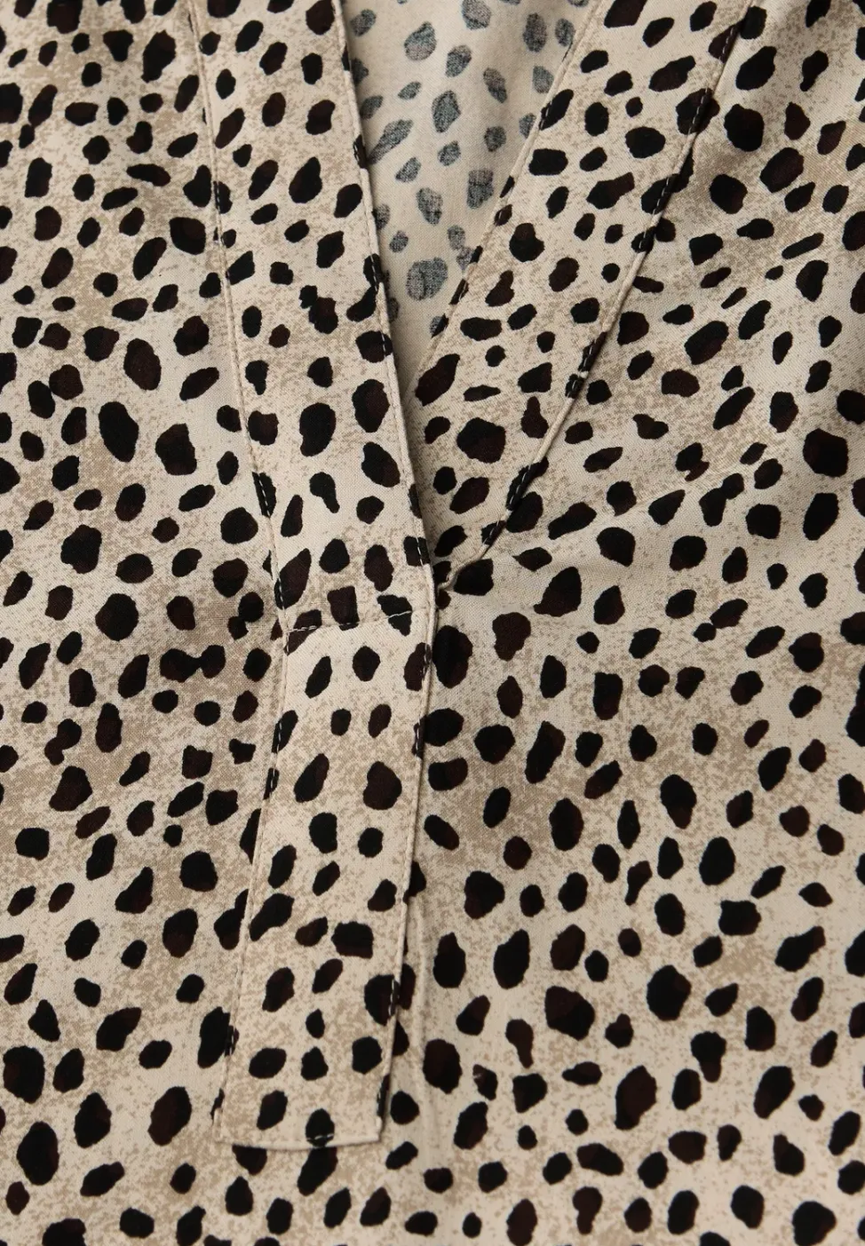 Leo blouse met gespleten hals