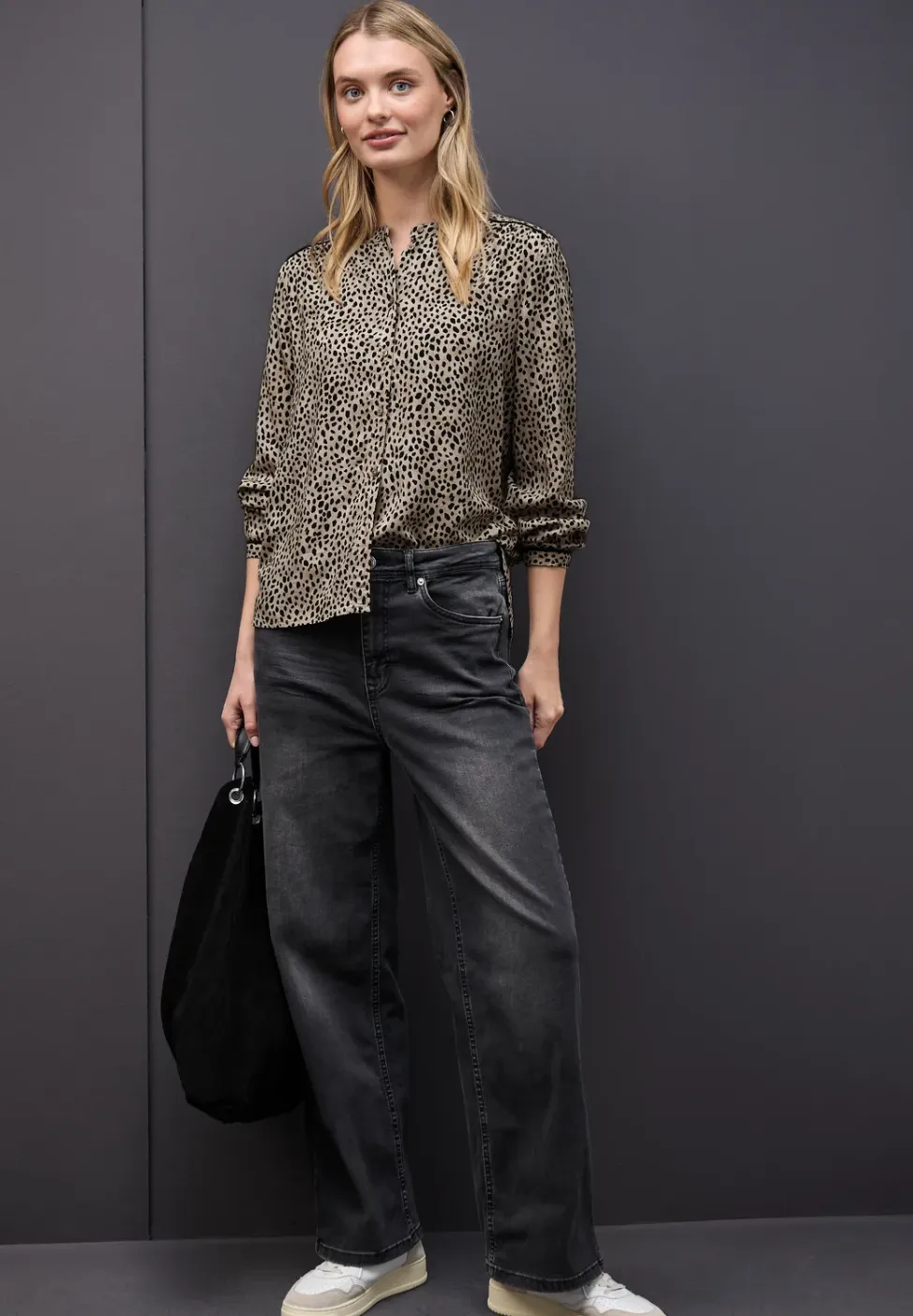 Leo blouse met taping details