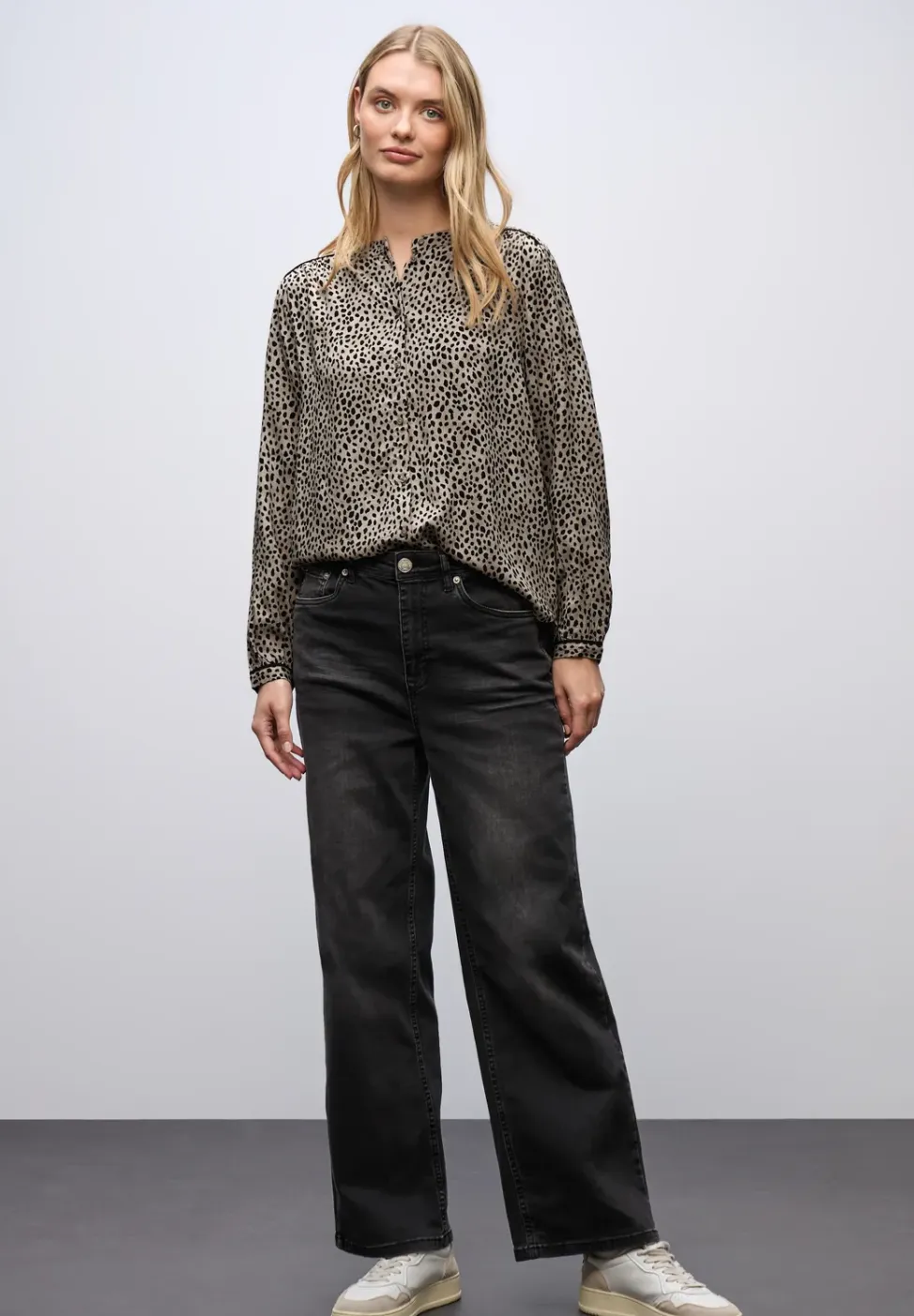 Leo blouse met taping details