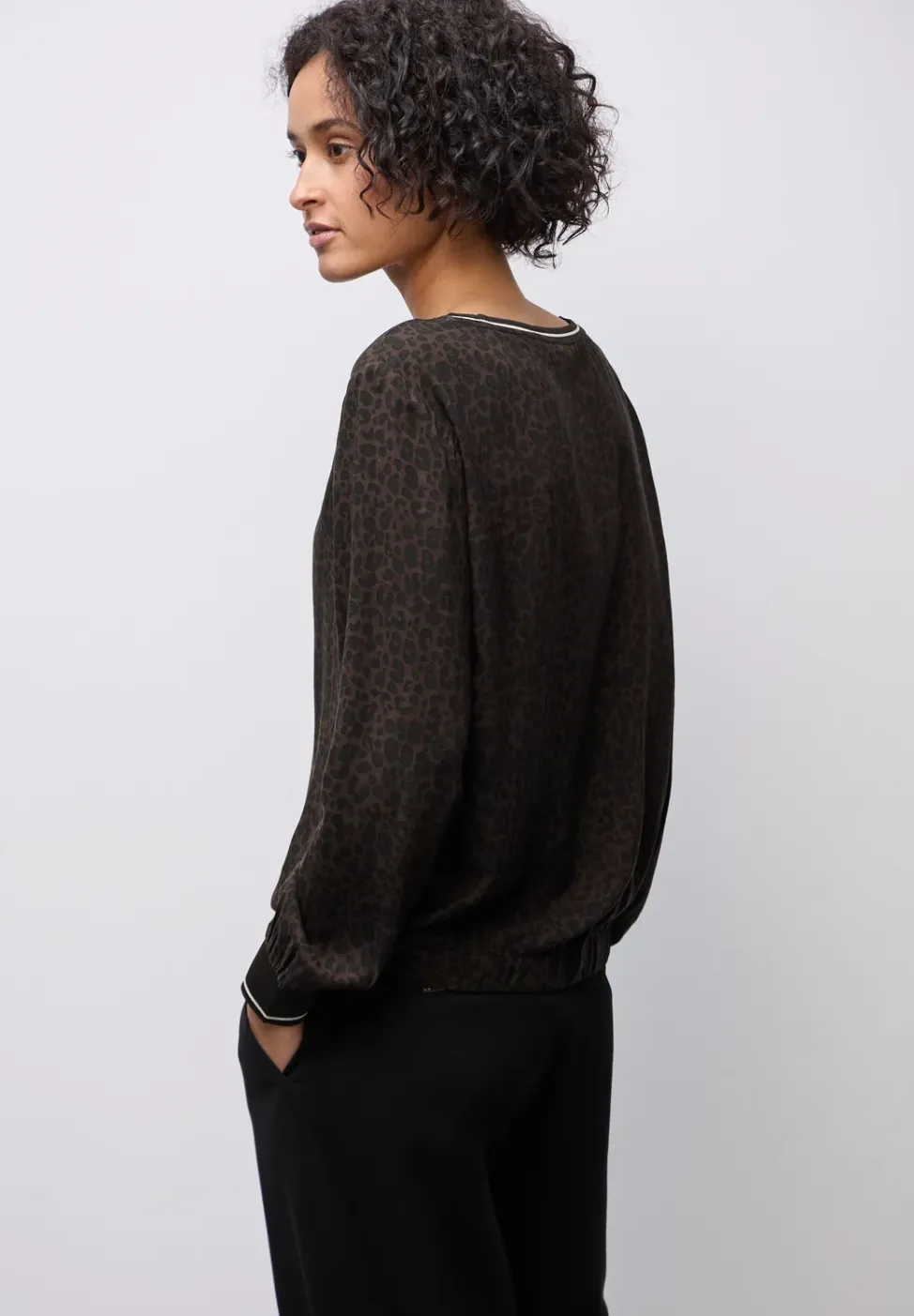 Leo blouse met taping details