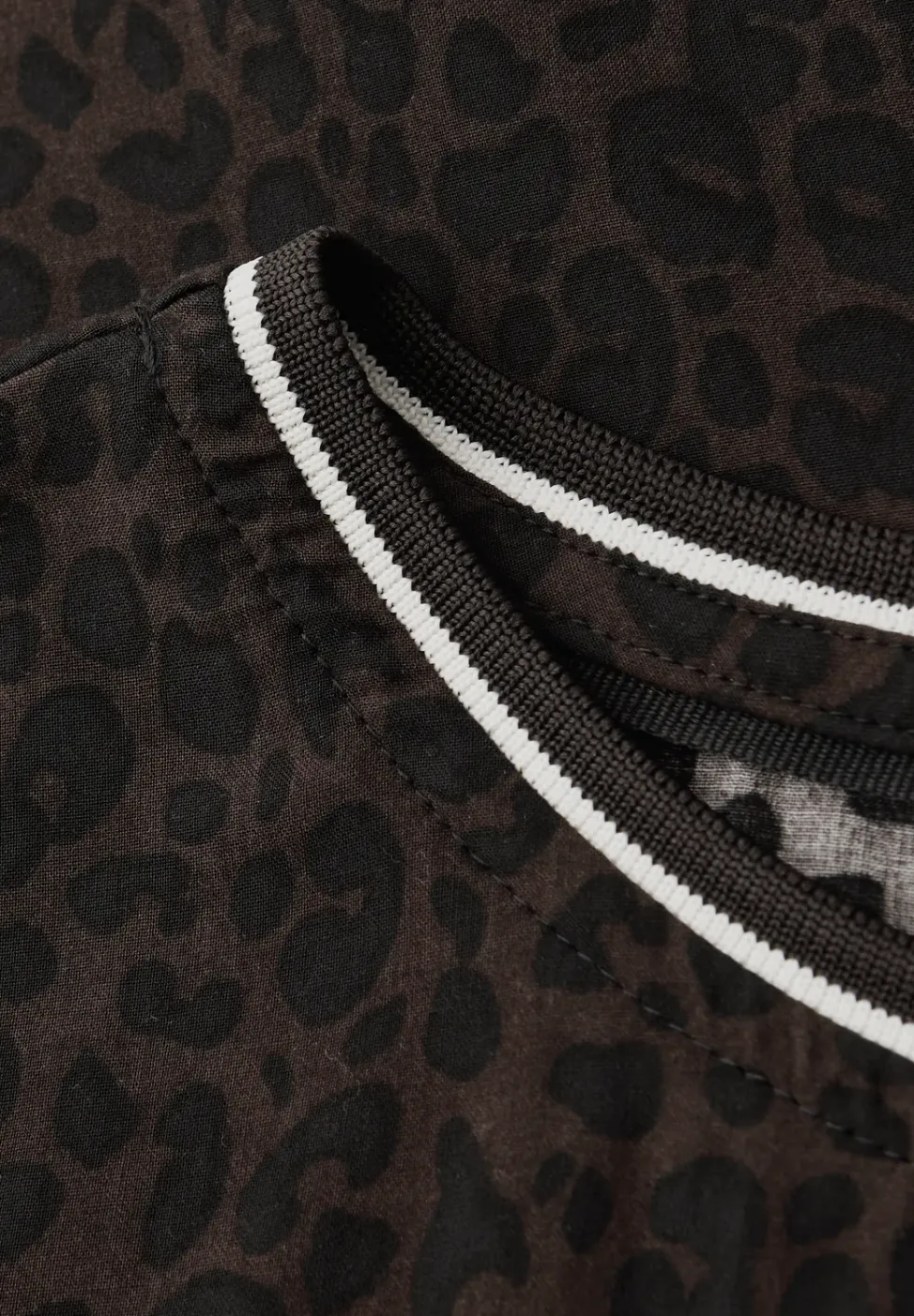 Leo blouse met taping details