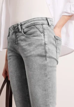 Low Waist Slim Legs jeans in casual fit