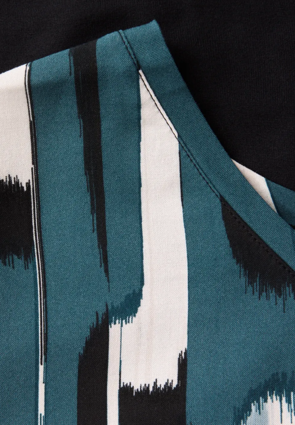 Materiaalmix V-hals Shirt