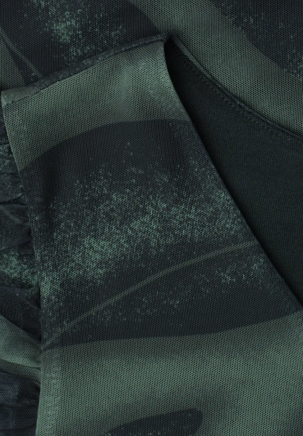 Mesh top met V-hals en print