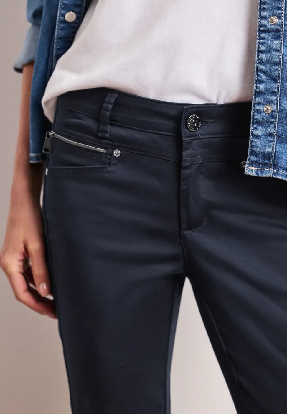 Mid Waist Slim Legs broek in satijnlook