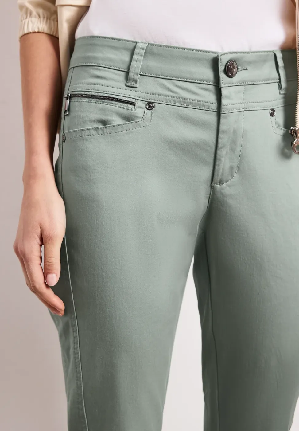 Mid Waist Slim Legs broek in satijnlook