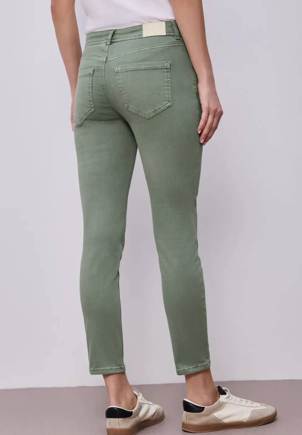 Mid Waist Slim Legs jeans in casual fit