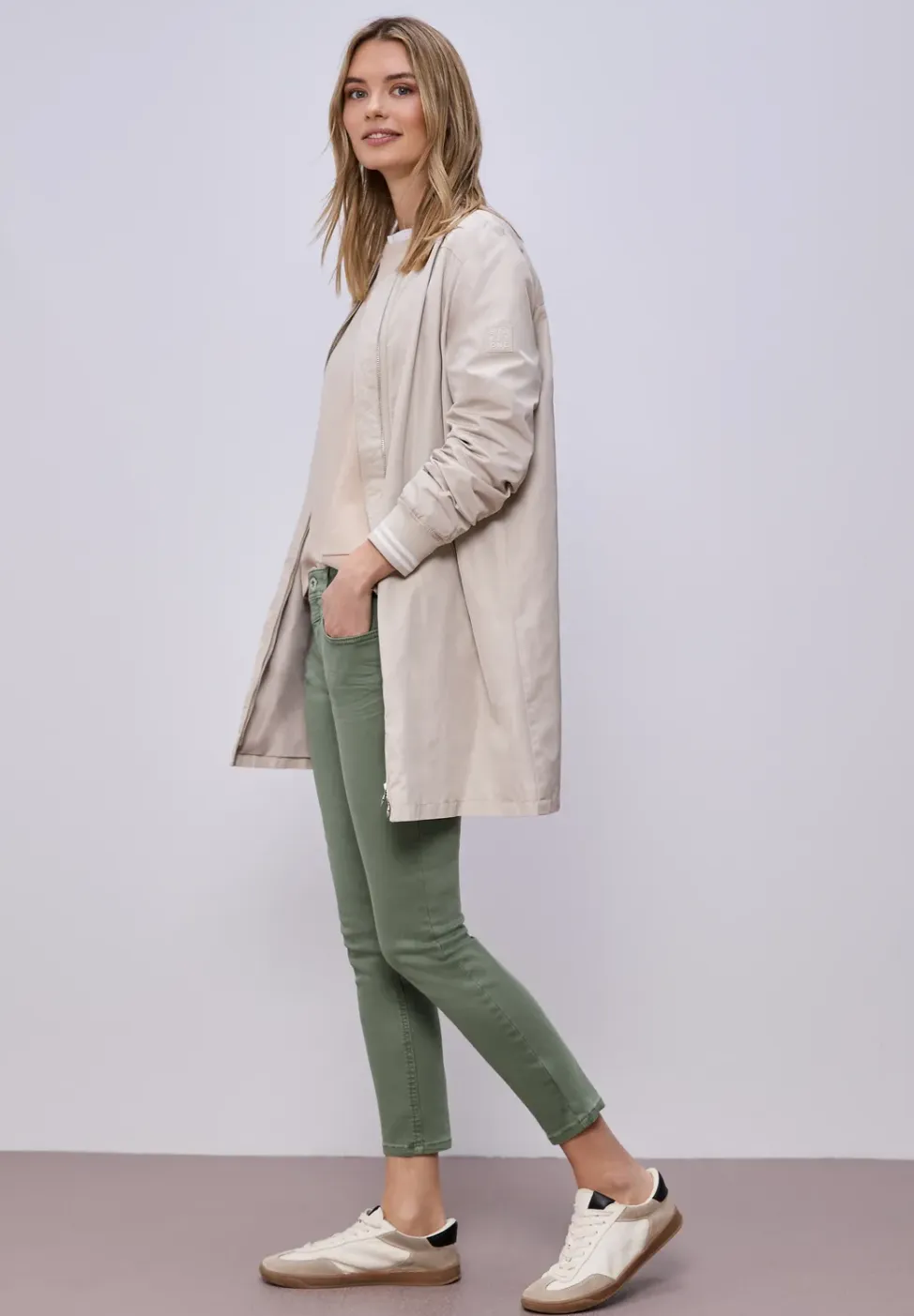 Mid Waist Slim Legs jeans in casual fit