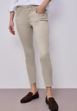 Mid Waist Slim Legs jeans in casual fit