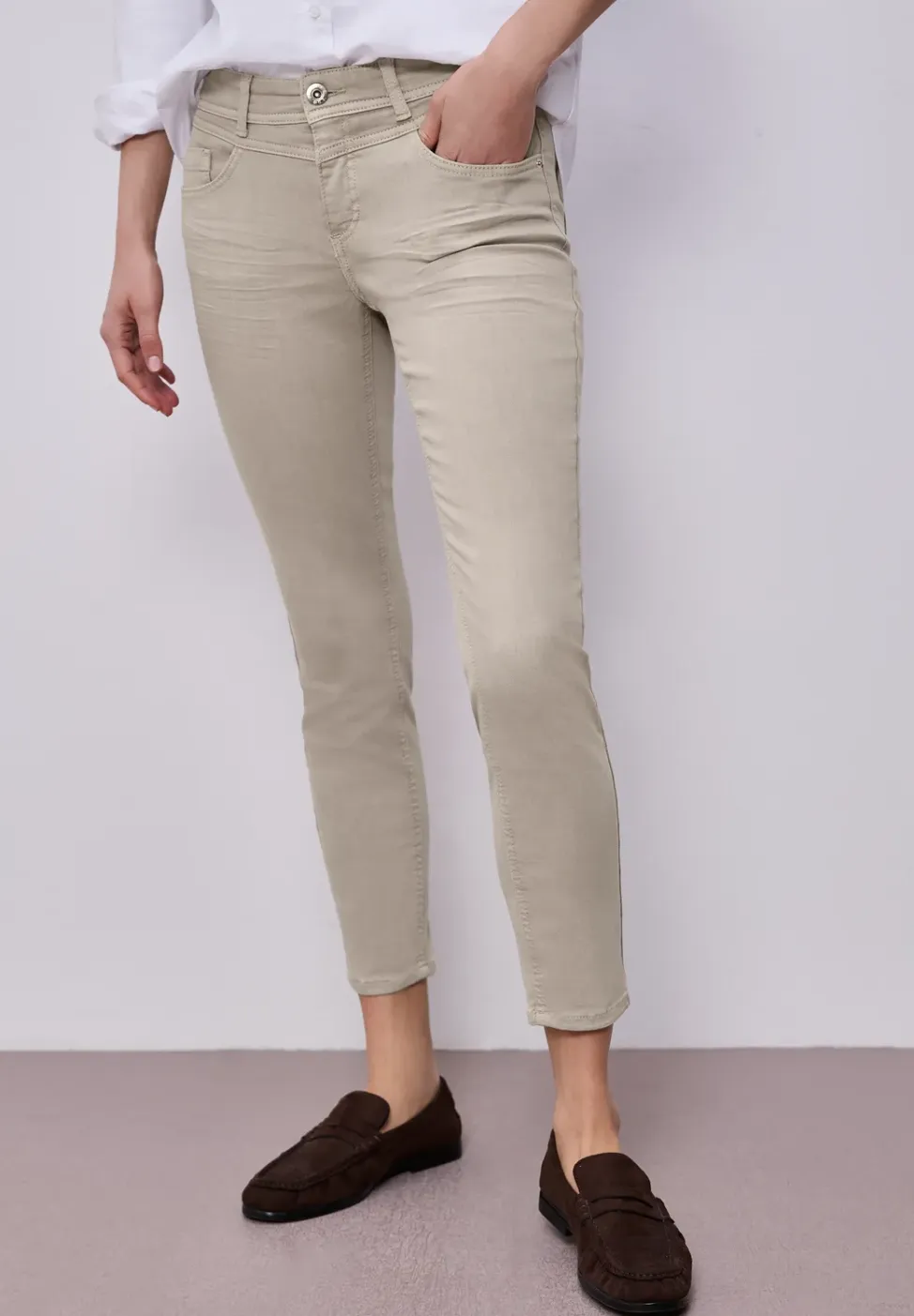Mid Waist Slim Legs jeans in casual fit