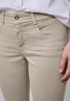 Mid Waist Slim Legs jeans in casual fit