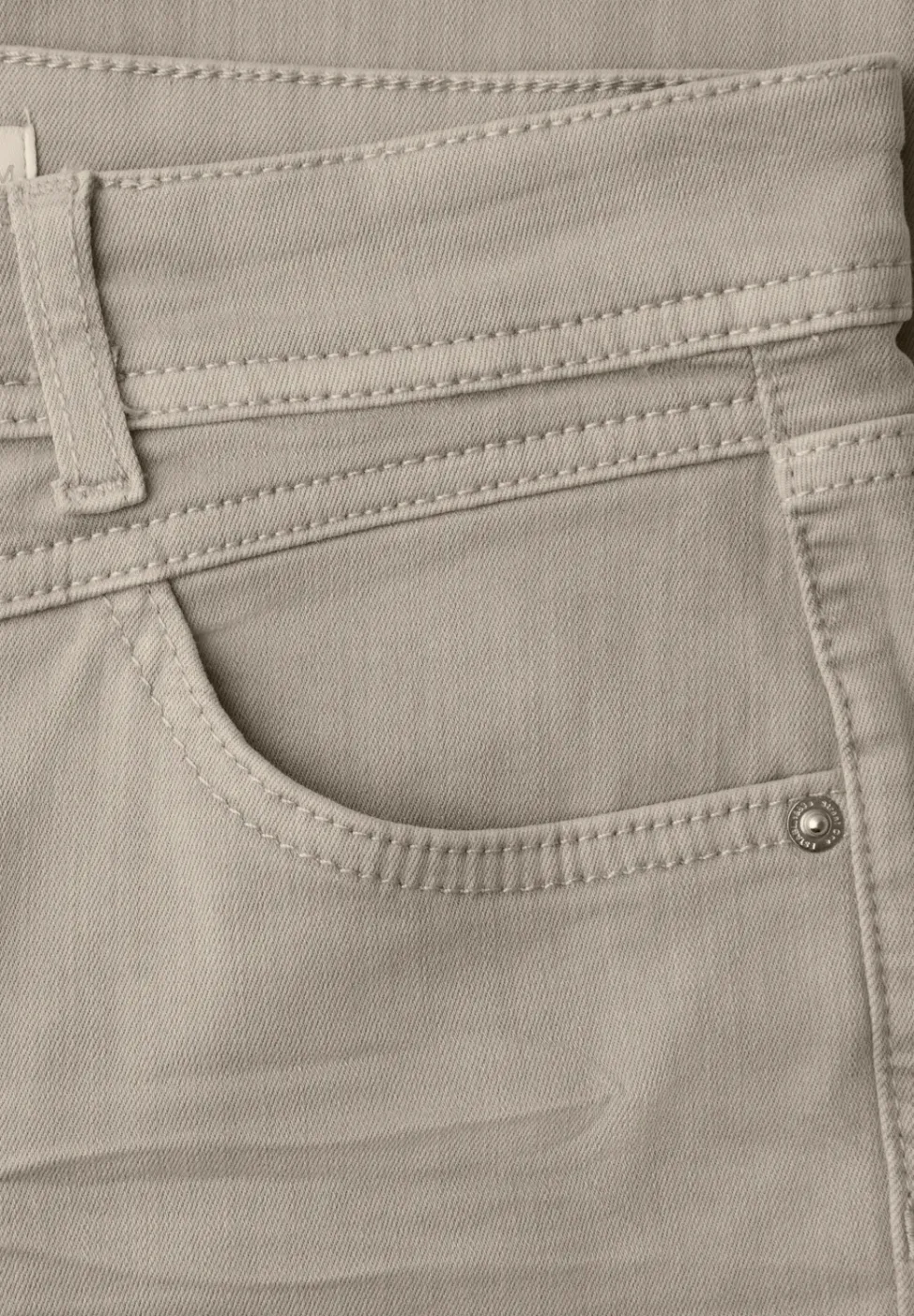 Mid Waist Slim Legs jeans in casual fit
