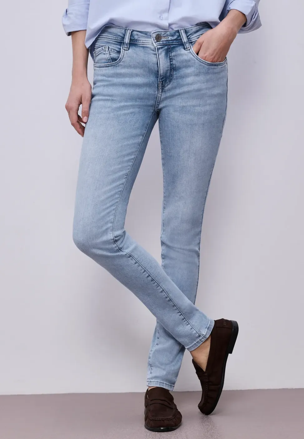 Mid Waist Slim Legs jeans in Slim Fit