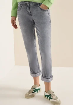 Mid Waist straight leg jeans in casual fit