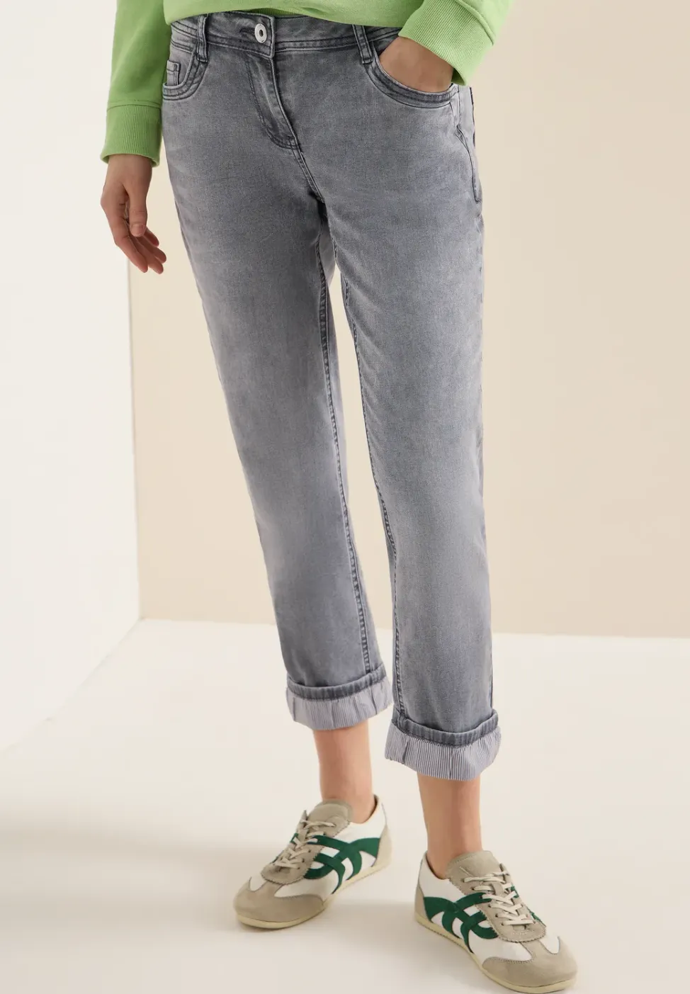 Mid Waist straight leg jeans in casual fit