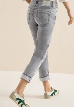 Mid Waist straight leg jeans in casual fit