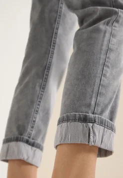 Mid Waist straight leg jeans in casual fit