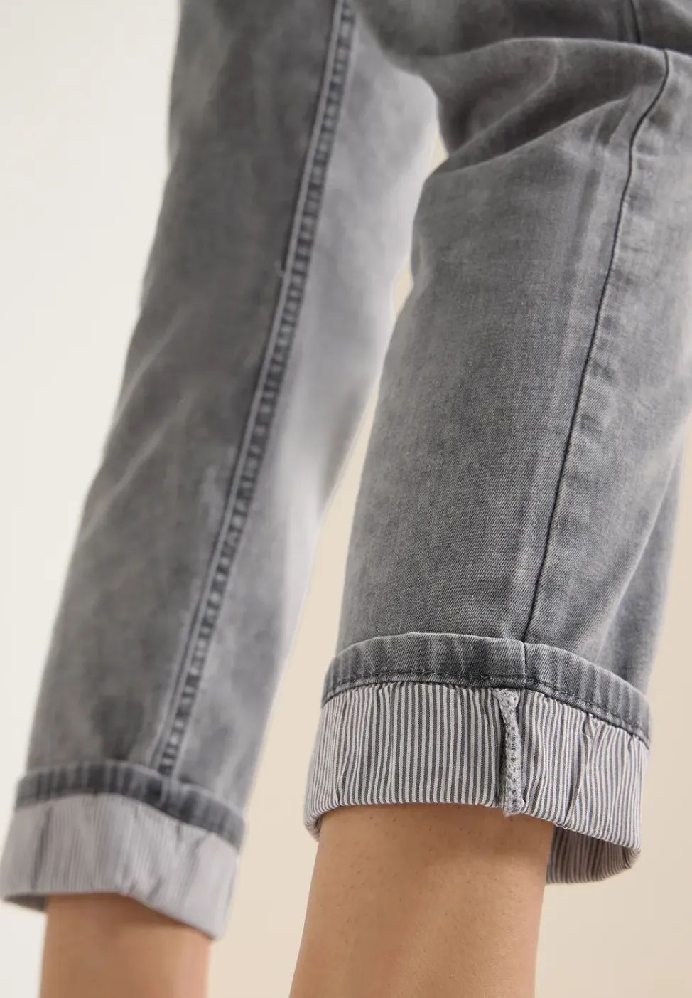 Mid Waist straight leg jeans in casual fit