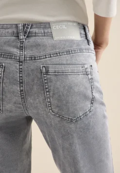Mid Waist straight leg jeans in casual fit