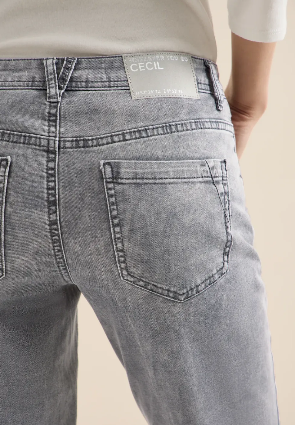 Mid Waist straight leg jeans in casual fit