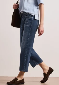 Mid Waist straight leg jeans in casual fit