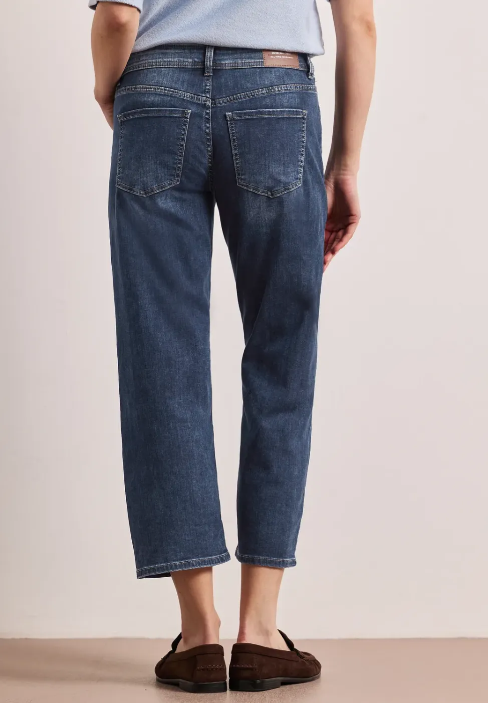 Mid Waist straight leg jeans in casual fit