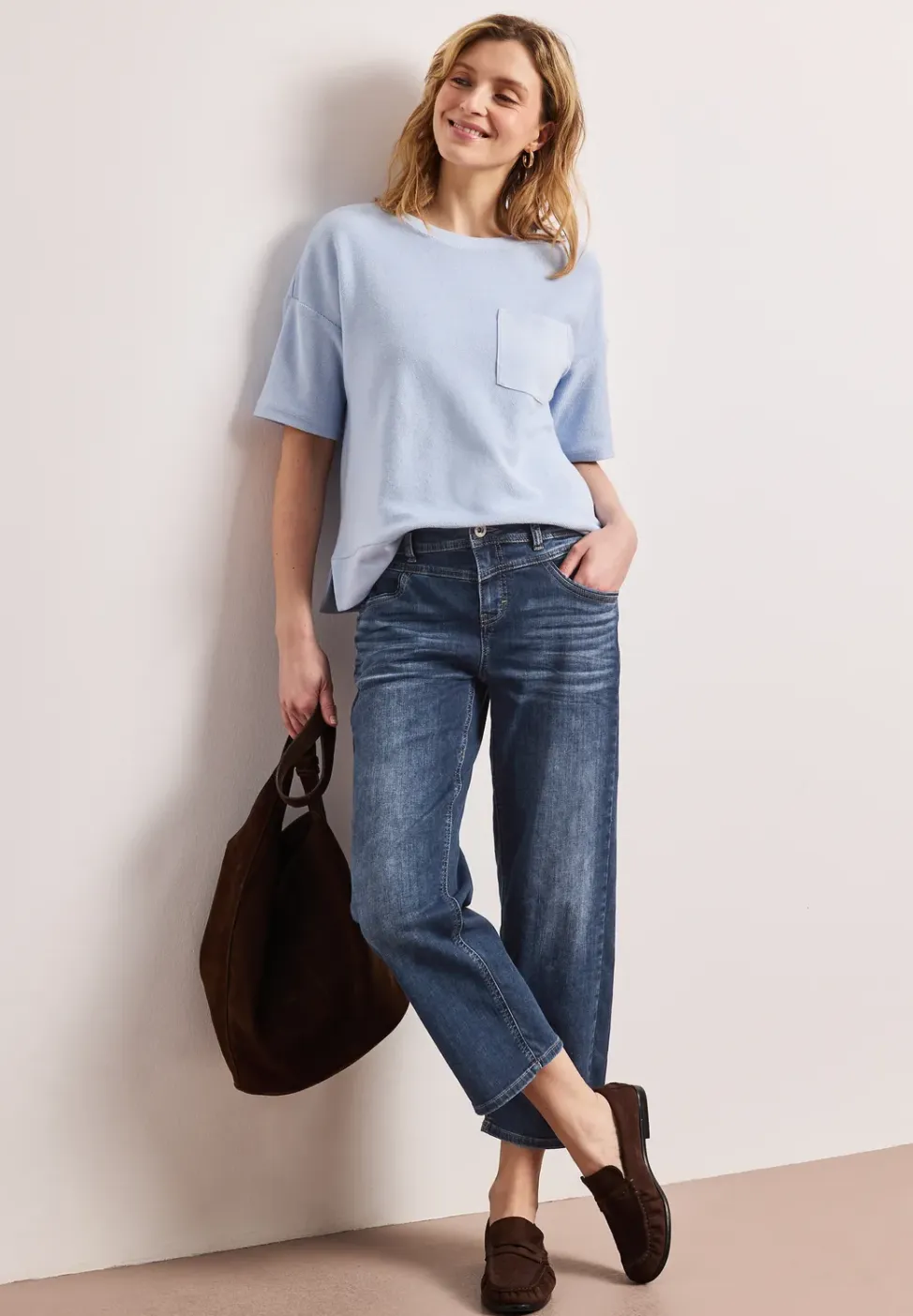 Mid Waist straight leg jeans in casual fit