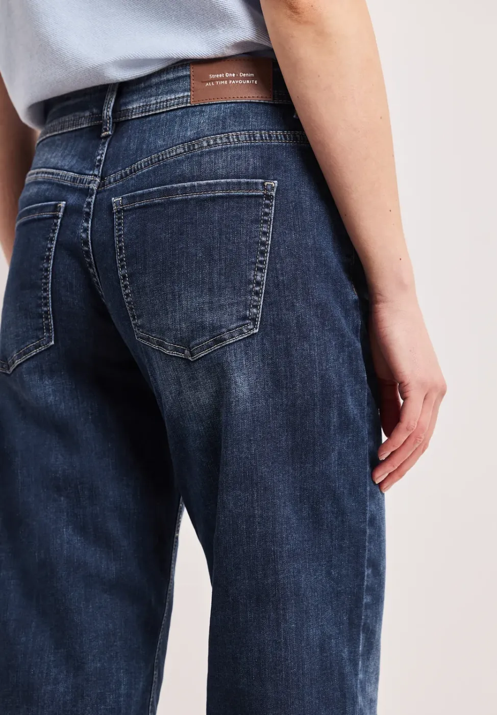 Mid Waist straight leg jeans in casual fit