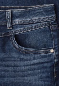 Mid Waist straight leg jeans in casual fit