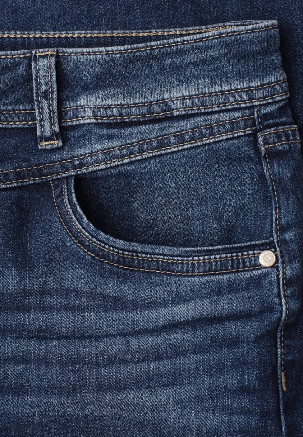 Mid Waist straight leg jeans in casual fit