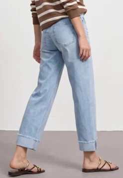 Mid Waist straight leg jeans in casual fit