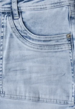 Mid Waist straight leg jeans in casual fit