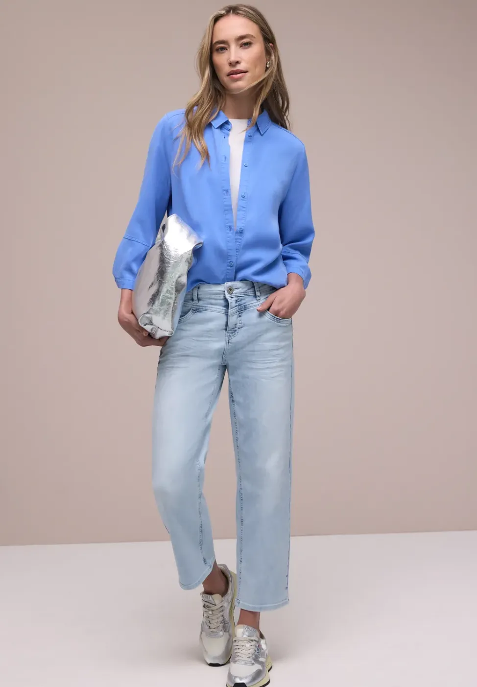 Mid Waist straight leg jeans in casual fit