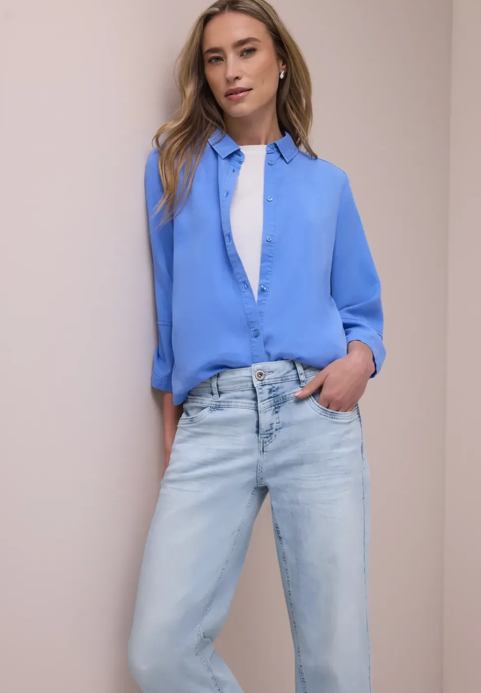 Mid Waist straight leg jeans in casual fit