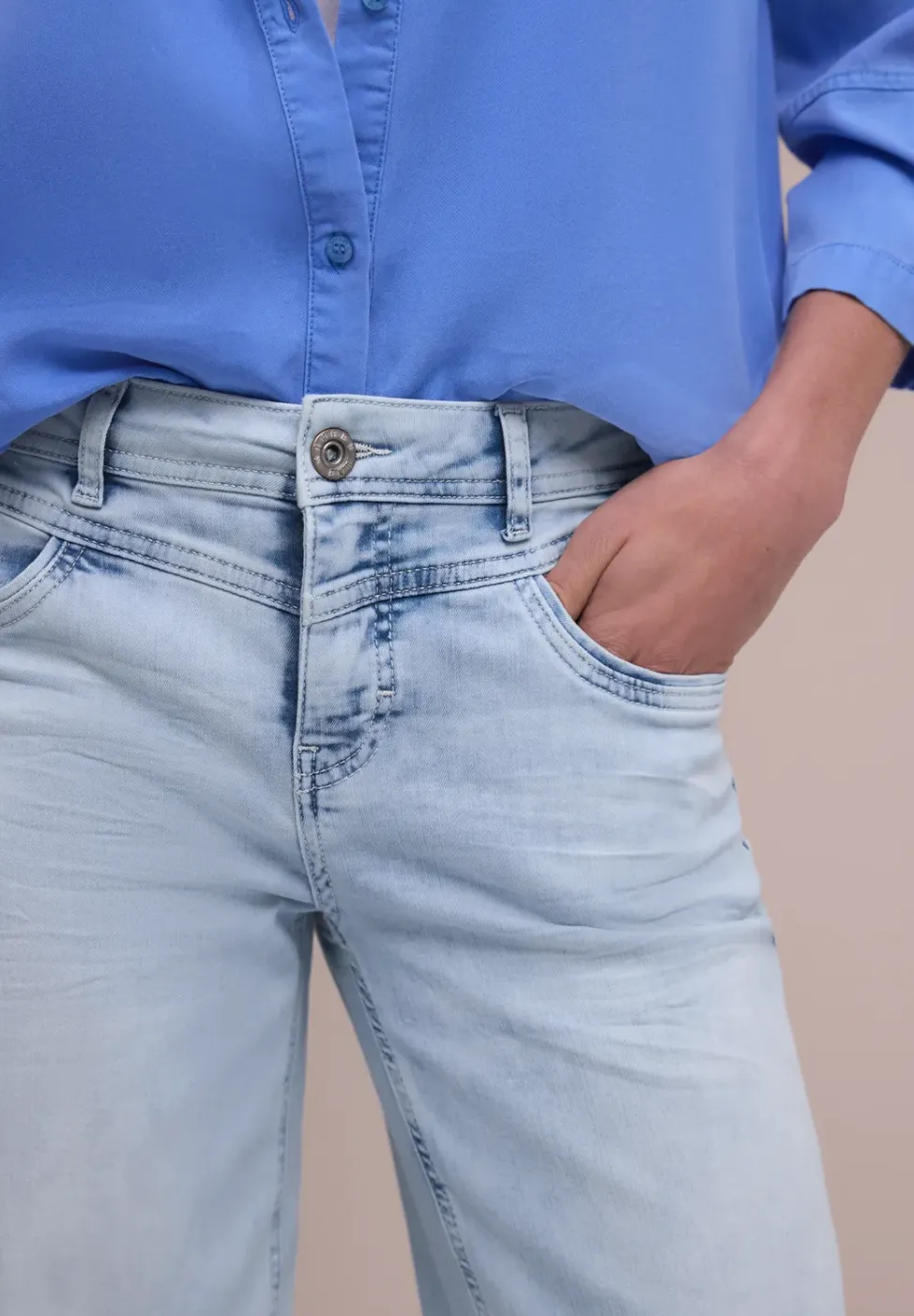 Mid Waist straight leg jeans in casual fit