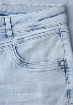 Mid Waist straight leg jeans in casual fit