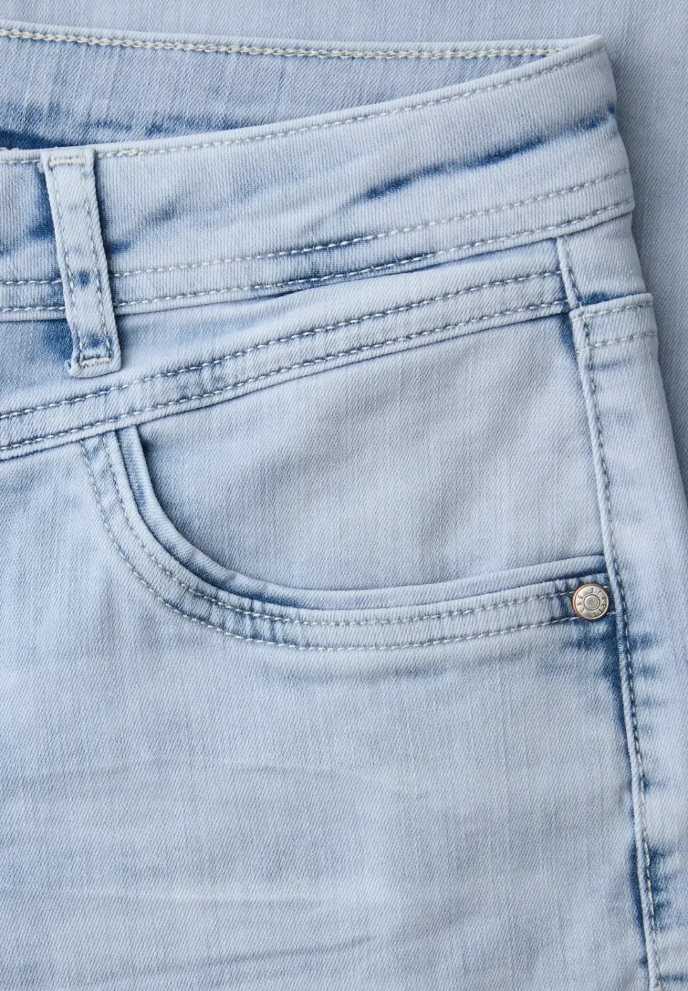 Mid Waist straight leg jeans in casual fit