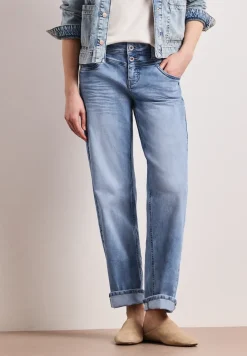 Mid Waist straight leg jeans in casual fit