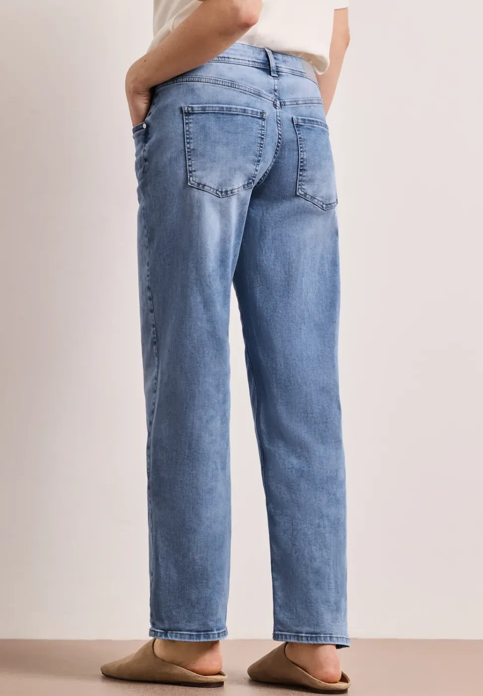 Mid Waist straight leg jeans in casual fit