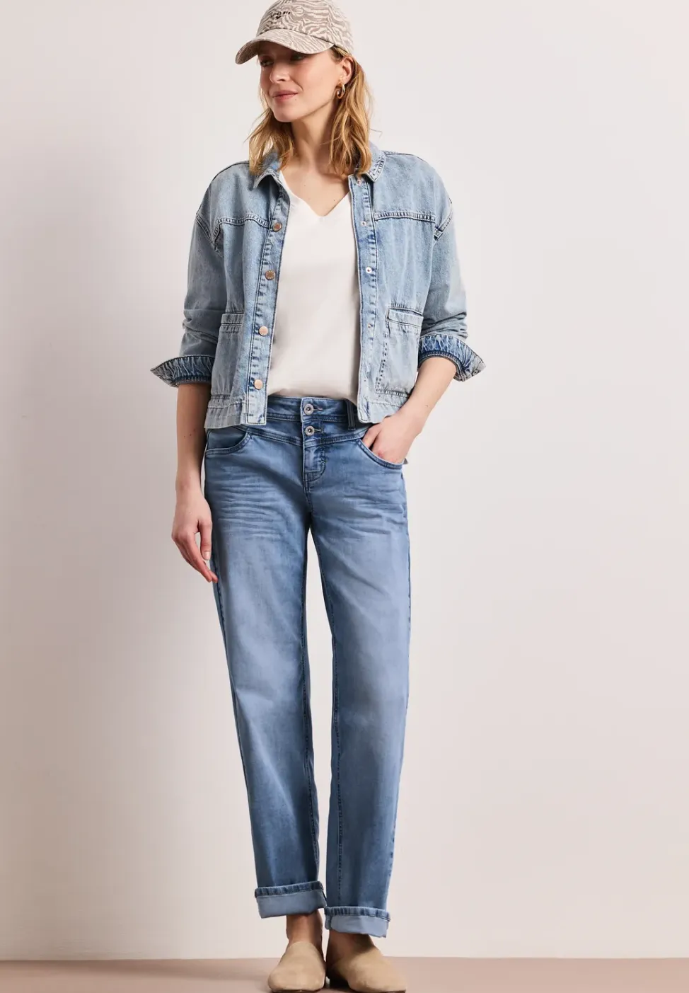 Mid Waist straight leg jeans in casual fit