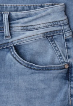 Mid Waist straight leg jeans in casual fit