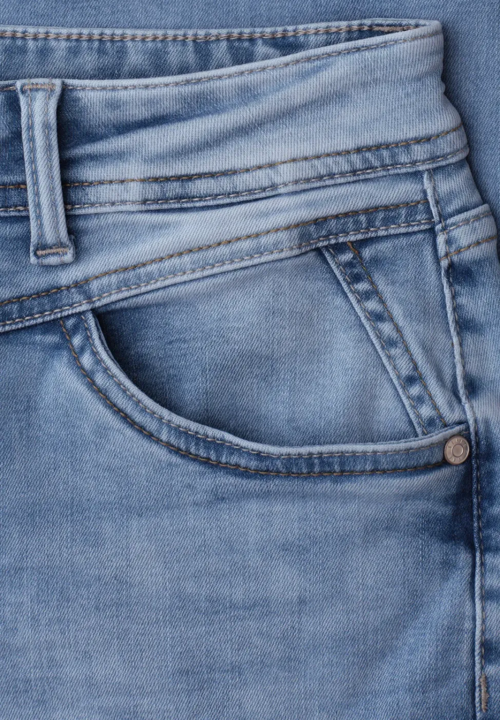 Mid Waist straight leg jeans in casual fit