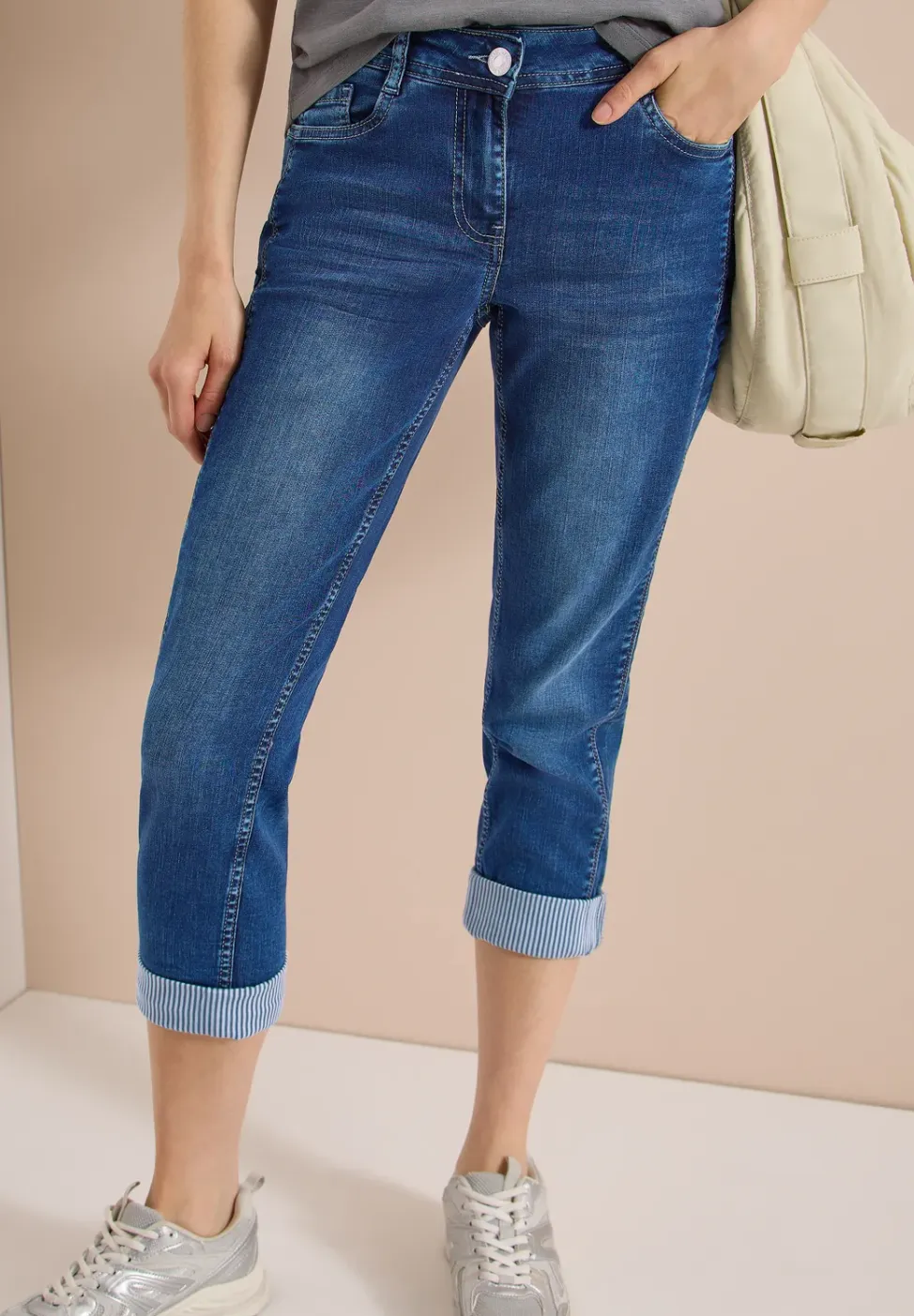 Mid Waist straight leg jeans in casual fit