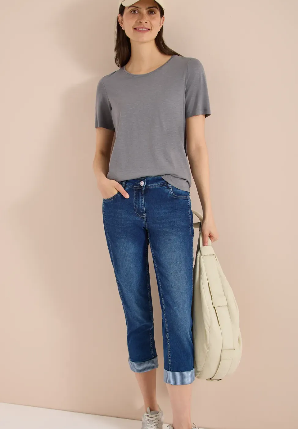 Mid Waist straight leg jeans in casual fit