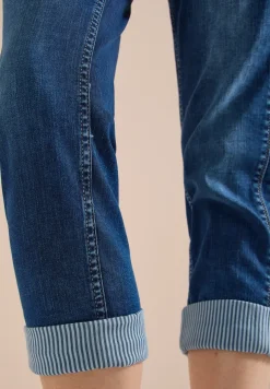 Mid Waist straight leg jeans in casual fit
