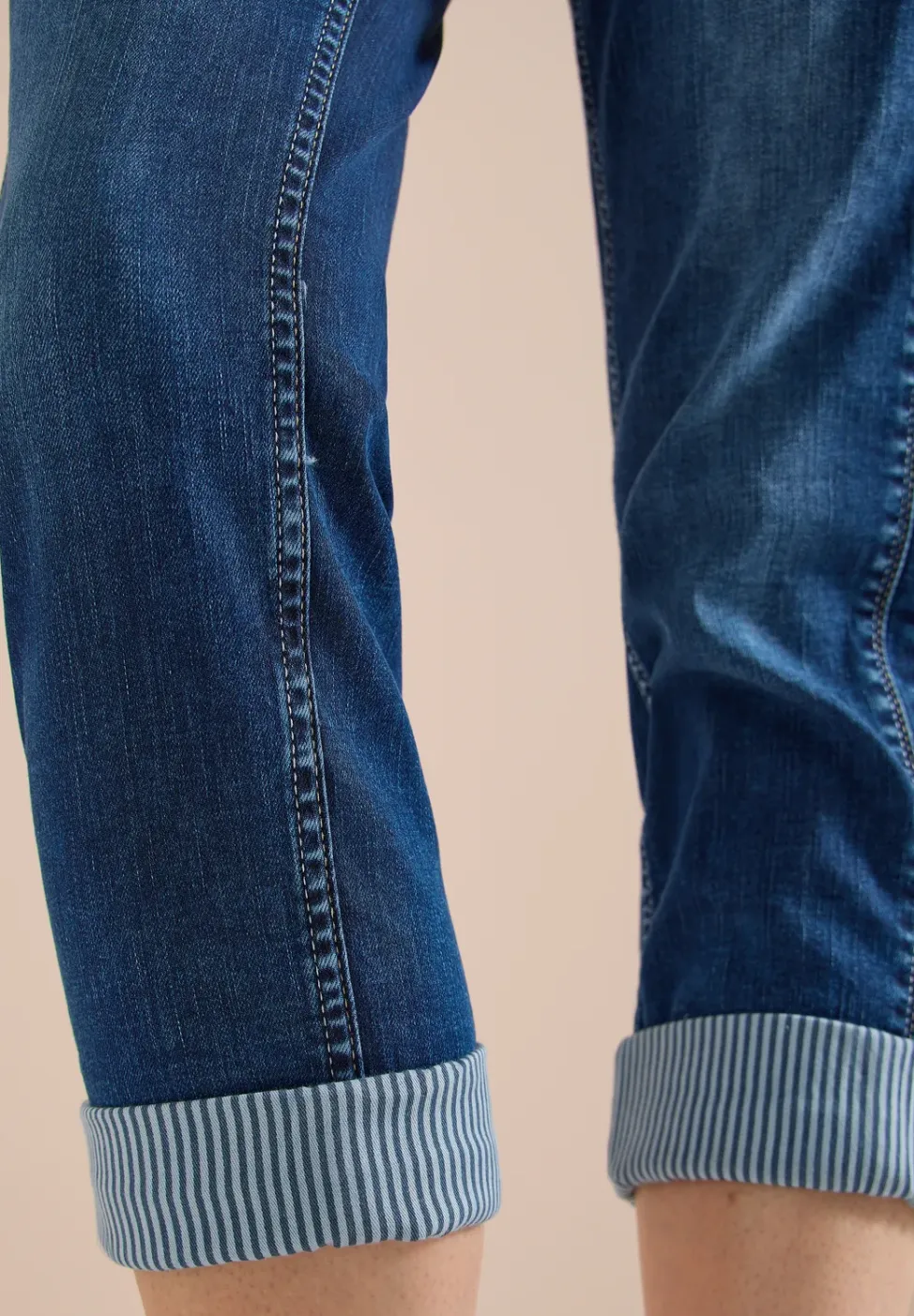 Mid Waist straight leg jeans in casual fit