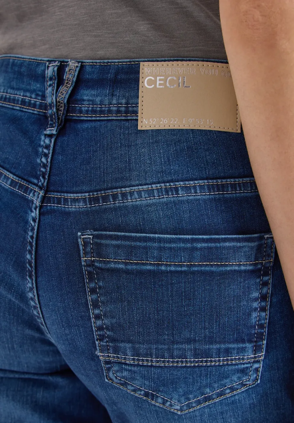 Mid Waist straight leg jeans in casual fit