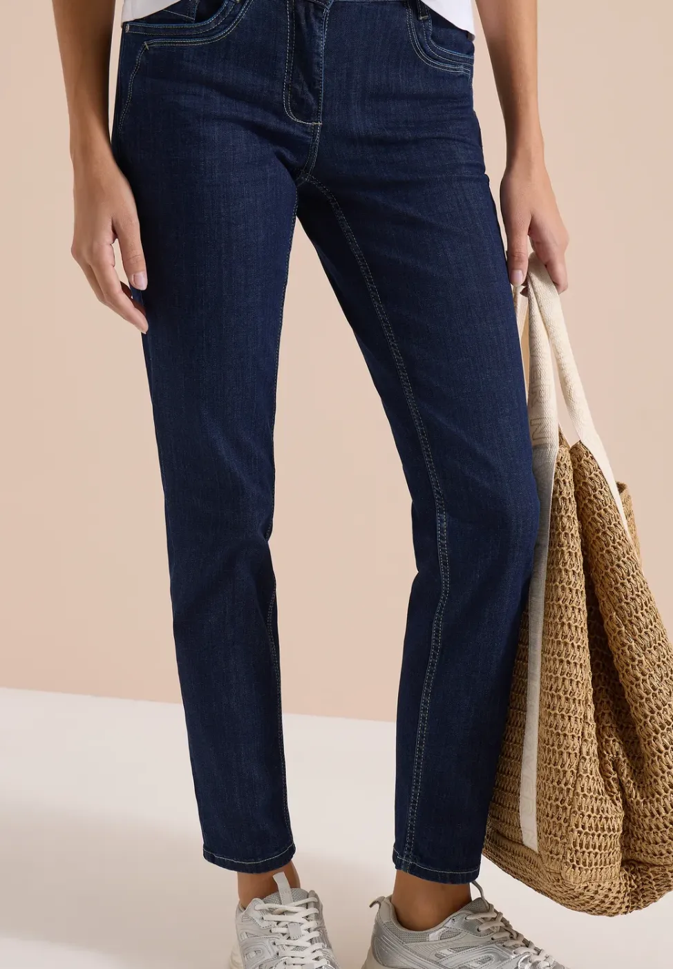 Mid Waist straight leg jeans in casual fit